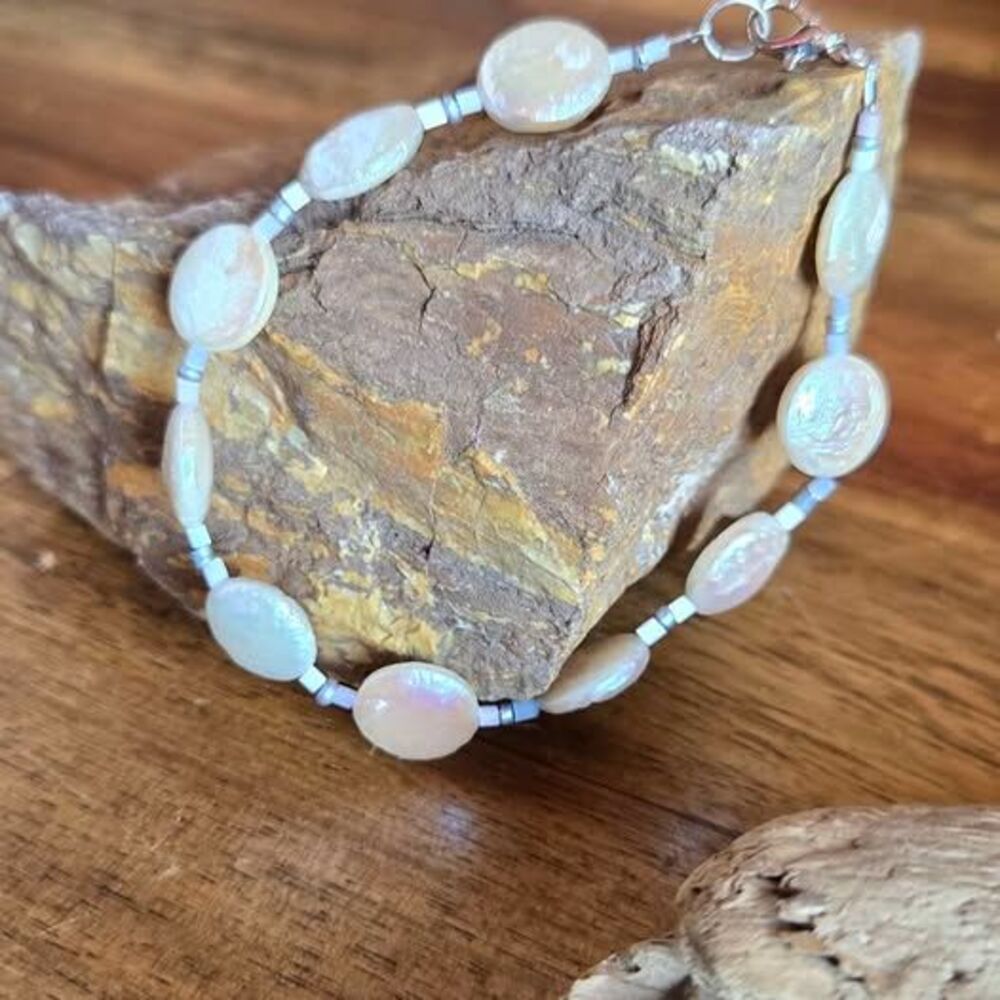 Handmade White Coin Shell Bead Bracelet 8" Iridescent Silver Tone Clasp - Picture 2 of 4